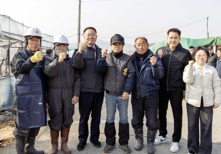 김재욱 칠곡군수가 영농부산물 파쇄지원단(왼쪽 첫 번째, 두 번째) 및 관계자들과 함께 기념촬영을 하고 있다.