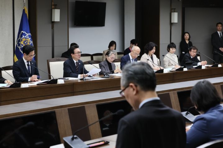 김민석 국무총리가 25일 세종 다솜로 정부세종청사에서 열린 세종특별자치시지원위원회의를 주재하고 있다.