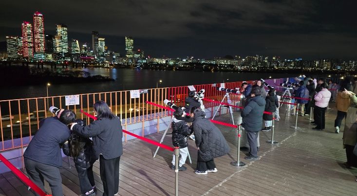 마포365천문대 옥상 천체관측실에서 망원경으로 달을 관측하는 마포구민 가족들