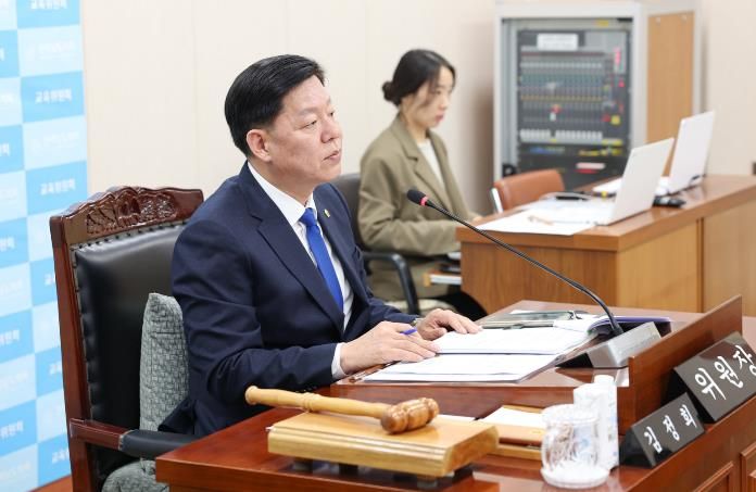 김정희 전남도의회 교육위원장 교육위원회 회의 진행 사진