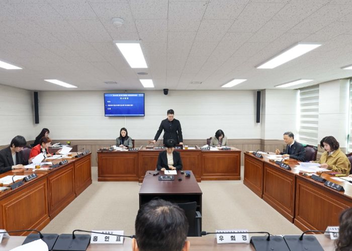 16일 의회 제4상임위원회 회의실에서 열린 ‘제301회 임시회 폐회 중 의회운영위원회’의 모습. 의회는 이 회의에서 제302회 임시회 의사일정과 부의안건을 협의했다.