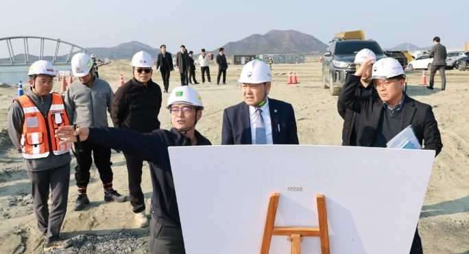 20일 김관영 전북특별자치도지사가 새만금항 신항 건설 현장을 찾아 접안시설등 핵심 구조물의 추진 상황을 점검하고, 군산항 주요 현안 해결을 위한 현장 간담회를 갖고 있다