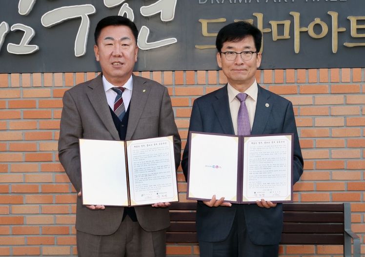 청주시·충북교육청, 독서·글쓰기 문화 확산 위해 맞손. 사진(왼쪽부터 이범석 청주시장, 윤건영 충청북도교육감)