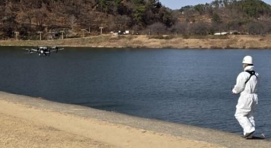 밀양시가 밀양강 일원에서 드론을 활용해 방역 작업을 실시하고 있다.