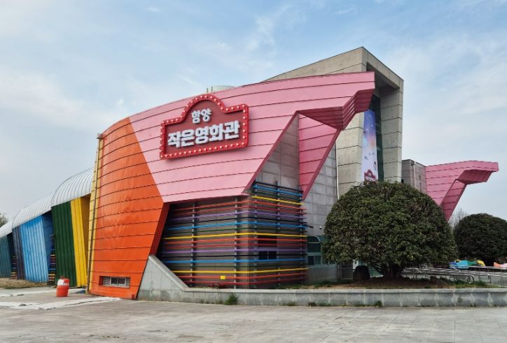 함양군 작은영화관이 개관 한 달여 만에 누적 관람객 1만 명을 돌파하며 지역의 일상 속 대표 문화공간으로 빠르게 자리 잡고 있다.