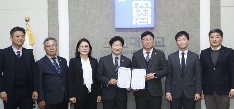 전남교육청, 조선대학교 관계자들이 지난 3월 27일 ‘고교-대학 연계 학점 인정 업무협약’을 체결한 뒤 기념사진촬영을 하고 있다.