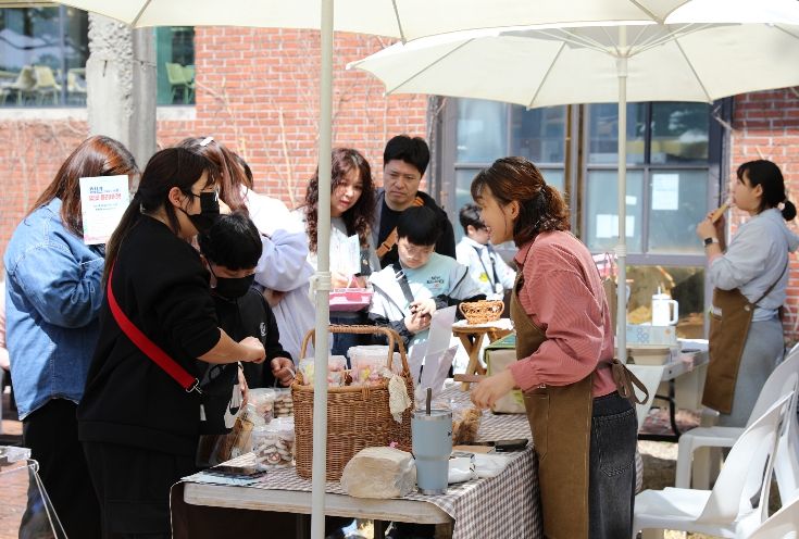 ‘청년은 별걸 다 해봄 벚꽃 플리마켓’ 현장