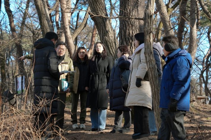 정초립 의원(가운데)이 북한산 둘레길 일대 현장을 방문해 서울시청·국립공원공단·강북구청 관계자들과 함께 둘레길 환경 정비 및 개선 방안을 논의하고 있다.