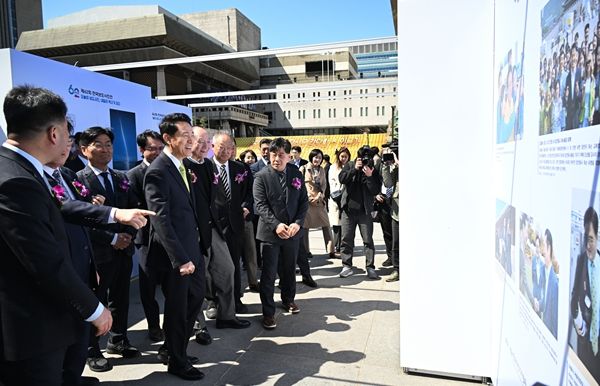 오세훈 서울시장이 7일(화) 열린 「제62회 한국보도사진전: 오늘의 보도사진, 내일의 역사가 되다」에서 전시를 관람하고 있다.