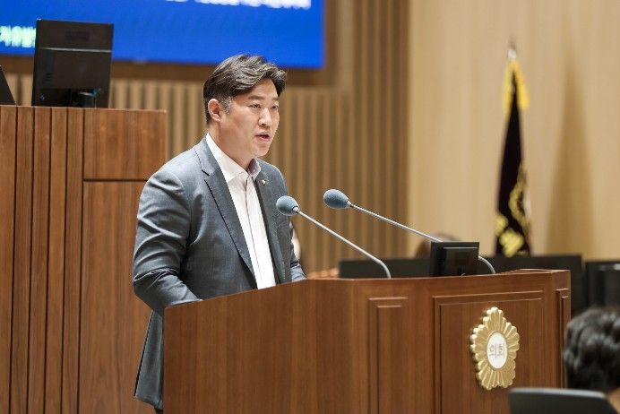 김동은 수원특례시의회 의원이 제400회 임시회 제2차 본회의에서 5분 자유발언을 하고 있다.