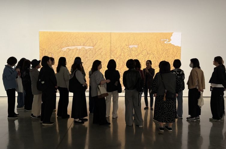 참가자들이 대구미술관에서 ‘서화무진 특별전’을 관람하며 전문 안내원의 해설을 듣고 있다.