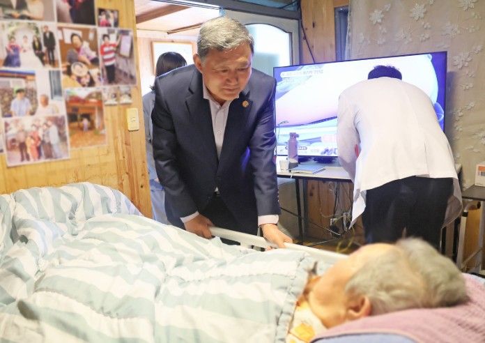 재택의료센터 대상가구를 방문한 김완근 시장