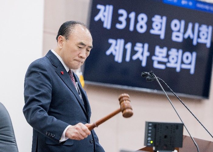 성북구의회 임태근 의장이 제318회 임시회를 주재하고 있는 모습